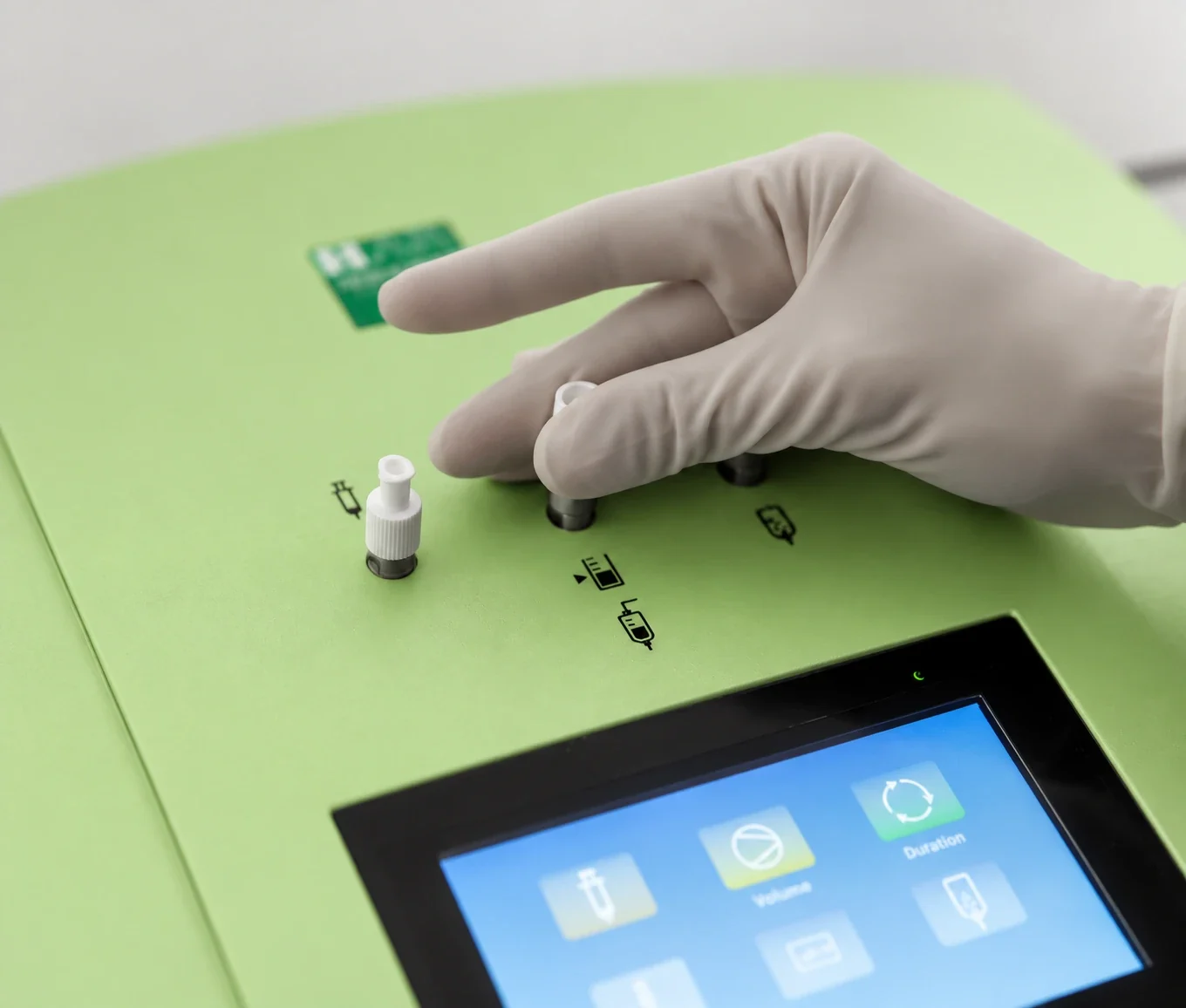 A gloved hand at the connection ports of the Hyper Medozon comfort by HAB®, above its touchscreen